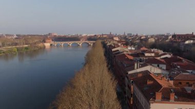 Fransa 'nın Occitanie bölgesindeki Toulouse şehir merkezinden geçen Garonne nehri ve Pont Neuf köprüsünün hava manzarası.