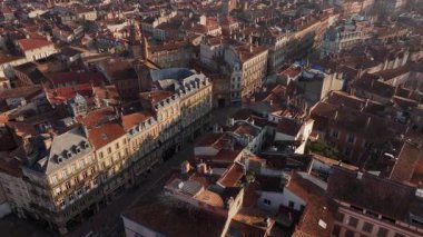Havadan bakıldığında Toulouse tarihi merkezi, terracotta çatıları altın sabah ışığı altında parlıyor, Güney Fransa 'nın mimari zenginliğini gözler önüne seriyor..