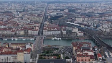 Havadan bakıldığında Lyons kentsel duvar halısını, Saone nehrinin şehir manzarasını sardığını, trenin mimari işaretlerle yan yana süzüldüğünü görüyoruz..