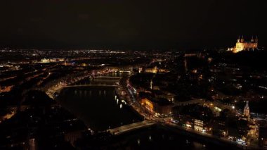 Lyon, Fransa 'nın gece hava manzarası, aydınlatılmış şehir manzarası, Saone nehri, Notre Dame bazilikası Fourviere tepesi üzerinde.