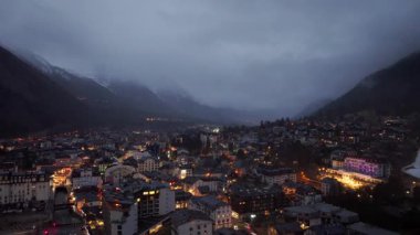 Chamonix 'in şehir ışıkları alacakaranlıkta Fransız Alplerini aydınlatıyor, lüks bir turizm beldesi vadisinde büyülü bir atmosfer yaratıyor..