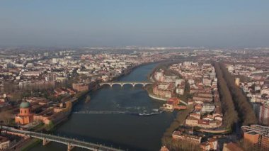 Fransa 'da Toulouse' u geçen Garonne nehrinin havadan görünüşü, Hopital de La Grave ve Pont Neuf köprüsünün bulunduğu kubbe.