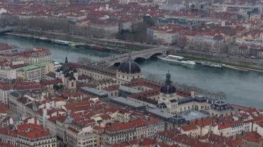 Havadan bakınca Lyons 'un mimari manzarası ortaya çıkıyor, Saone nehrinin Grand Hotel Dieu' yu geçişini gösteriyor kendine has çatıları ve şehir manzarası var..