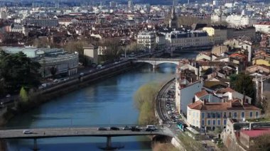 Grenoble şehri, Saint Andre kilise kulesi, Isere nehri şehir merkezini geçiyor ve arka planda Fransız Alp Dağları zinciri var..