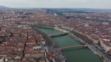 Manzaralı panorama Lyons kentsel manzarasını gözler önüne seriyor, Saone nehrinin şehir merkezindeki geniş köprülerin altından aktığını gösteriyor..