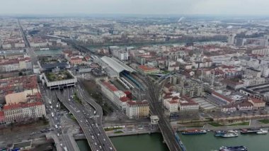 Lyon tren istasyonu, karayolu kavşağı ve Saone nehri üzerindeki yoğun trafik ve köprülerle çevrili şehir manzarası..