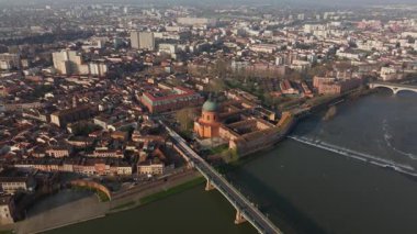 Hopital de La Grave Kubbesi, Saint Pierre Köprüsü ve Garonne Nehri 'nin bulunduğu Toulouse şehri..
