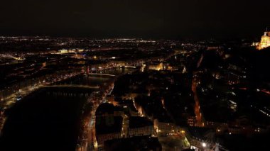 Geceleri Lyon 'un havadan görünüşü, aydınlatılmış şehir manzarası, akan trafik sokakları, Saone nehri ve Fourviere bazilikası..
