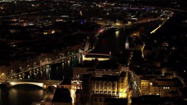 Lyon şehir merkezinin havadan görünüşü, Saone nehri ve köprüleri, Katedral geceleri aydınlandı ve caddelerde akan trafik.