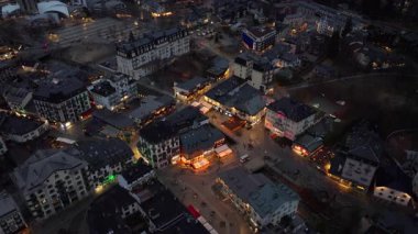 Parlak Alp yerleşimi, kar örtülü zirvelere karşı gece sıcaklığı yayarak, Chamonixler 'in büyüleyici kış gecelerini gözler önüne seriyordu..