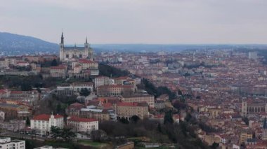 Lyon şehir manzarası Fourviere bazilikasını gözler önüne seriyor. Yükselen araziye çarpıcı bir şekilde tünemiş, yükseltilmiş fotoğrafçılık perspektifinden mimari ihtişam sergiliyor..