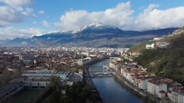 Fransa 'nın Grenoble kentinin hava manzarası Isere Nehri' ni, yerleşim binalarını ve karlı Alpler arka planıyla Bastille Tepesi 'ni gösteriyor..
