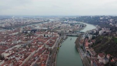 Fransa 'nın Auvergne Rhone Alpes bölgesindeki Lyon kentinden akan Saone nehrinin hava manzarası bu turizm beldesi üzerinde bulutlu bir günde.