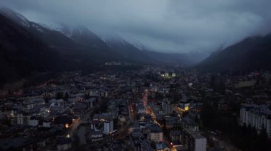 Dağ vadisi usulca parlıyordu. Fransız Alp tepeleri Chamonix kış manzarasını sarmıştı. Sakin alacakaranlık atmosferiyle yıkanıyordu..