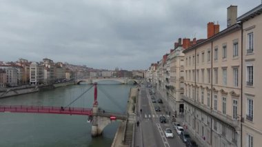 Gökyüzü manzarası Lyons kentsel alanını gösteriyor, Saone nehri Bonaparte köprüsünün altından geçiyor tarihi mimari ortamda.