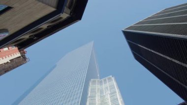 Manhattan 'ın alçak açılı modern gökdelenleri cam ve çelikten yapılmış ve New York' un çevresindeki binalar.