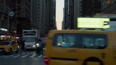 Manhattan şehir manzarası, aydınlık caddelerde akşam trafiği, şehir ışıklarının yükselmesi, gece karanlığında dinamik hareket eden araçlar, New York, 10.20.24.