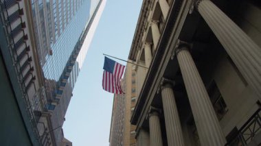 New York Borsa Binası 'nın yanında dalgalanan Amerikan bayrağı, Manhattan Finansal Bölgesi' ni ön plana çıkaran Wall Street 'ten görüldü..