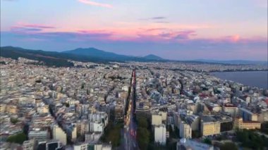 Hiperlapse, günbatımında Yunanistan 'ın Selanik kentini canlandırıyor. Şehir merkezinden Ege Denizi 'ne uzanan yoğun bir yol boyunca trafik ilerliyor..