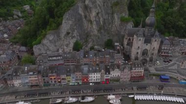 Dinant 'ın havadan görünüşü, Belçika' daki Meuse Nehri boyunca uzanan büyüleyici bir kasaba, ve bizim Meryem Ana 'nın Kolej Kilisesi' nin manzarasında belirgin bir yer alıyor..