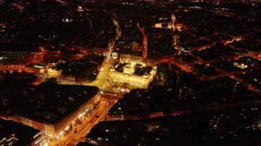 Hava görüntüleri Prag 'ı gece çekiyor, parlayan caddeler ve binalar sergileniyor. Wenceslas Meydanı 'ndaki Narodni Muzeum canlı şehir siluetinin ortasındaki odak noktası olarak ortaya çıkıyor..