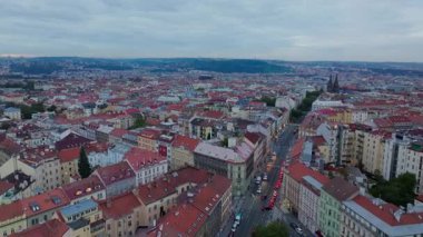 Günbatımında Prag 'ın havadan görüntüsü ve ana yol boyunca ilerleyen trafik. Kırmızı çatılar ve batan güneş sıcak bir atmosfer yaratır..