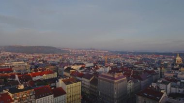 Alacakaranlıkta Prag 'ın büyüleyici manzarası Vltava Nehri' ni ve ikonik mimariyi gözler önüne seriyor, akşam ışıkları parlamaya başladığında şehir cazibesini seriyor..
