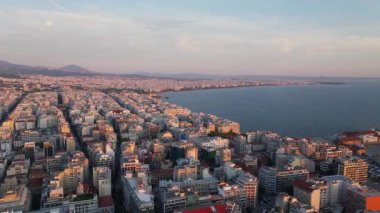 Yunanistan 'ın Selanik kenti, kentsel manzarasını ve batan güneşin sıcak renkleriyle yıkanan Termaik Körfezi' nin masmavi sularını gözler önüne seriyor.