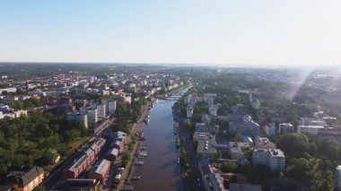 Finlandiya 'nın Turku şehrinden akan Aura Nehri' nin havadan görünüşü. Nehir ağaçlar ve binalarla doludur..