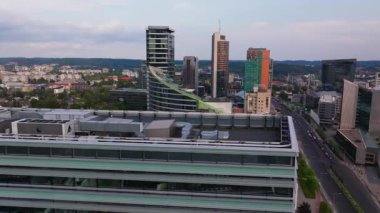 Modern ofis binaları, Litvanya 'nın Vilnius kentinin hava manzarası ile ufuk çizgisini şekillendirir. Çatı HVAC sistemleri şehir ortamlarında iklim kontrolünün önemini vurguladı.