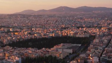 Günbatımında Yunanistan 'ın Selanik kentsel manzarası, batan güneş binaları ve sokakları sıcak, altın bir ışıltıyla kaplarken kent cazibesini sergiliyor.