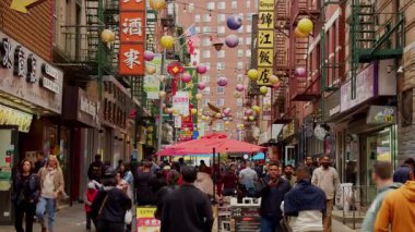 Tarihi Doyers Sokağı 'nda yürüyen yayalar, geleneksel mimariyi ve Manhattan ikonik Çin Mahallesi' ndeki canlı şehir manzarasını sergilediler. NYC, ABD, 11.5.2024.