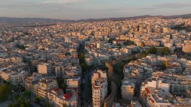 Yunanistan 'ın Selanik kentinin havadan görünüşü, antik tarih ve modern yaşamın şehirleri harmanlarken, güneş şehir manzarasını ılık bir ışıltıyla yıkıyor..