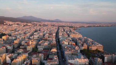 Yunanistan 'ın Selanik kentindeki hava manzaraları, Ege Denizi' ndeki canlı binaları ve çarpıcı kıyı şeridini vurguluyor.