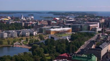 Helsinki şehir merkezinde, Merkez Kütüphane Oodi de dahil olmak üzere mimari simgeleri bakımından zengin canlı bir şehir manzarası yaratan gür parklar ve Baltık Denizi yer alıyor..