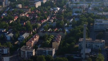 Finlandiya 'nın Turku kentinin havadan görünüşü konut binaları, yemyeşil ağaçlar ve önde gelen bir baca yapısı ile şehir manzarasını gösteriyor.