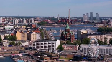 Helsinki, Finlandiya, Uspenski Katedrali 'ni ve bir dönme dolap ile canlı bir şehir manzarasını gösteren şehir güzelliğini hava perspektifinde gözler önüne serer..