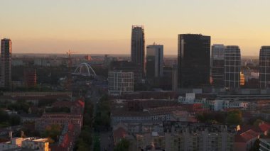 Slovakya 'daki Bratislava siluetini kaplayan altın ışık büyüleyici altın saat boyunca şehrin büyüleyici panoramik manzarasını sergiliyor..