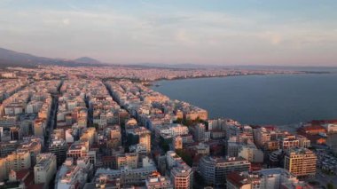 Yunanistan 'ın en büyük ikinci kenti olan Selanik, kentsel yayılımını ve Ege Denizi' ndeki Termaik Körfezi 'ni gösteren havadan bir perspektiften gösteriliyor..