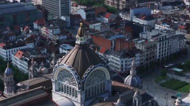 Antwerp Merkez İstasyonu 'nun kubbesini çevreleyen hava manzaraları Antwerp, Belçika' nın canlı kentsel manzarasının tarihi mimarisini ve canlı şehir yaşamını gözler önüne seriyor..