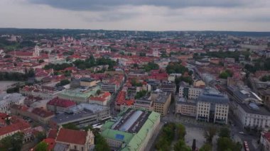 Vilnius 'un eski kasaba manzarası Gediminas Bulvarı ve Lukiskes Meydanı' nı vurgulayan tarihi mimari ve çağdaş gelişimin büyüleyici bir karışımı..