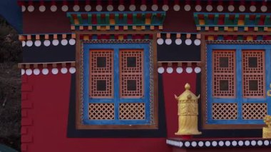 Nepal 'de Himalaya dağına tepeden bakan, yıpranmış ahşap manastır cephesinin hava perspektifi.