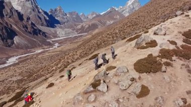 Dağcılar, Nepal 'in Nangkarshang Tepesi' nde Everest Dağı 'na doğru yürüyorlar. Zorlu hava koşulları ve nefes kesici manzaralarla karşı karşıyalar..