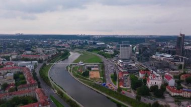 Vilnius 'un Neris Nehri' nin içinden aktığı eski bir kasabanın havadan görüntüsü. Gediminas Kulesi ve Litvanya Büyük Dükleri Sarayı uzaktan görülebilirler..