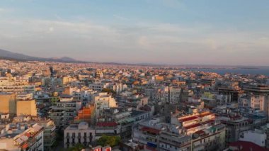 Yunanistan 'ın Selanik kenti, canlı bir günbatımına karşı hazırlanmış çarpıcı mimariyi sunuyor. Şehir manzarası, tarihi yapıları modern elementlerle harmanlayarak büyüleyici bir sahne yaratıyor..