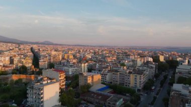 Selanik, büyüleyici altın saat boyunca batan güneşin sıcacık parıltısıyla yıkanan Termaik Körfezi 'ne doğru uzanan nefes kesici bir şehir manzarası sunar..
