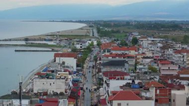 Turistler ve yerliler, Yunanistan 'ın Paralia Katerinis kentindeki mağazalar, restoranlar ve plajların keyfini çıkarıyorlar. Bu güzel kıyı kasabası Ege Denizi üzerinde yer almaktadır. Paralia, Yunanistan Temmuz 12024