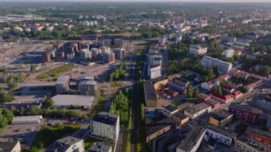 Havadan alınan görüntüler, Finlandiya 'da modern mimari, yeşillik ve etkin inşaat alanlarıyla çevrili otoyol ve demiryolları ağını gösteren canlı bir Turku şehir manzarası ortaya koymaktadır..