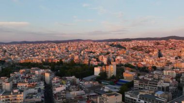Günbatımında Yunanistan 'ın Selanik kentinin hava manzarası. Şehir altın ışıkla yıkanarak Güney Avrupa 'da sıcak ve davetkar bir atmosfer yaratıyor..