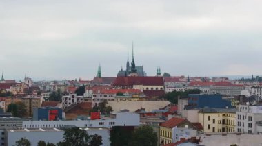 Saint Peter ve Paul Katedrali 'nin olduğu Brno çatıları. Kamera sağa doğru dönüyor, şehri yukarıdan gösteriyor. Brno, Çek 5 Temmuz 2024